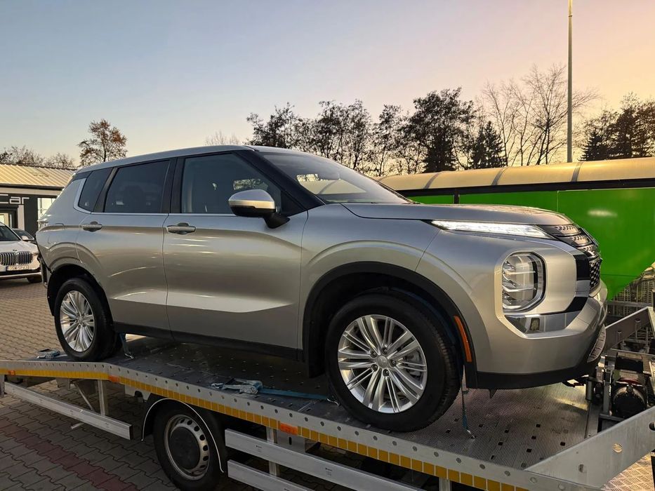 Mitsubishi Outlander 2.5 ES 181KM 2WD * Automat * Kamera * LED * 7 Osobowy *