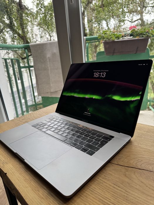 Macbook pro 15” 2019 intel core i7, 2,6GHz, 16GB RAM, SSD 256GB