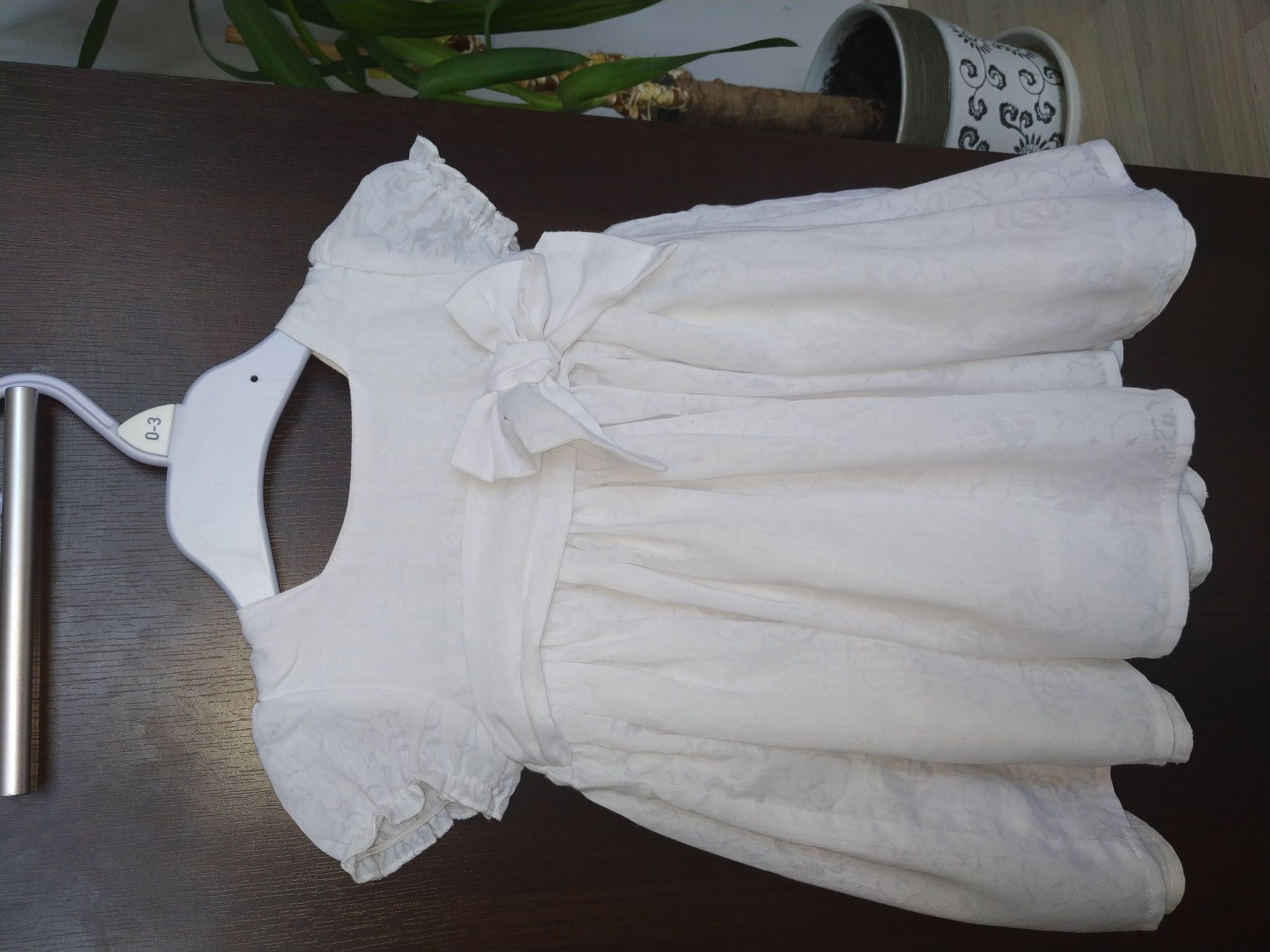 Biała wizytowa sukieneczka w rozm. 3-6 msc