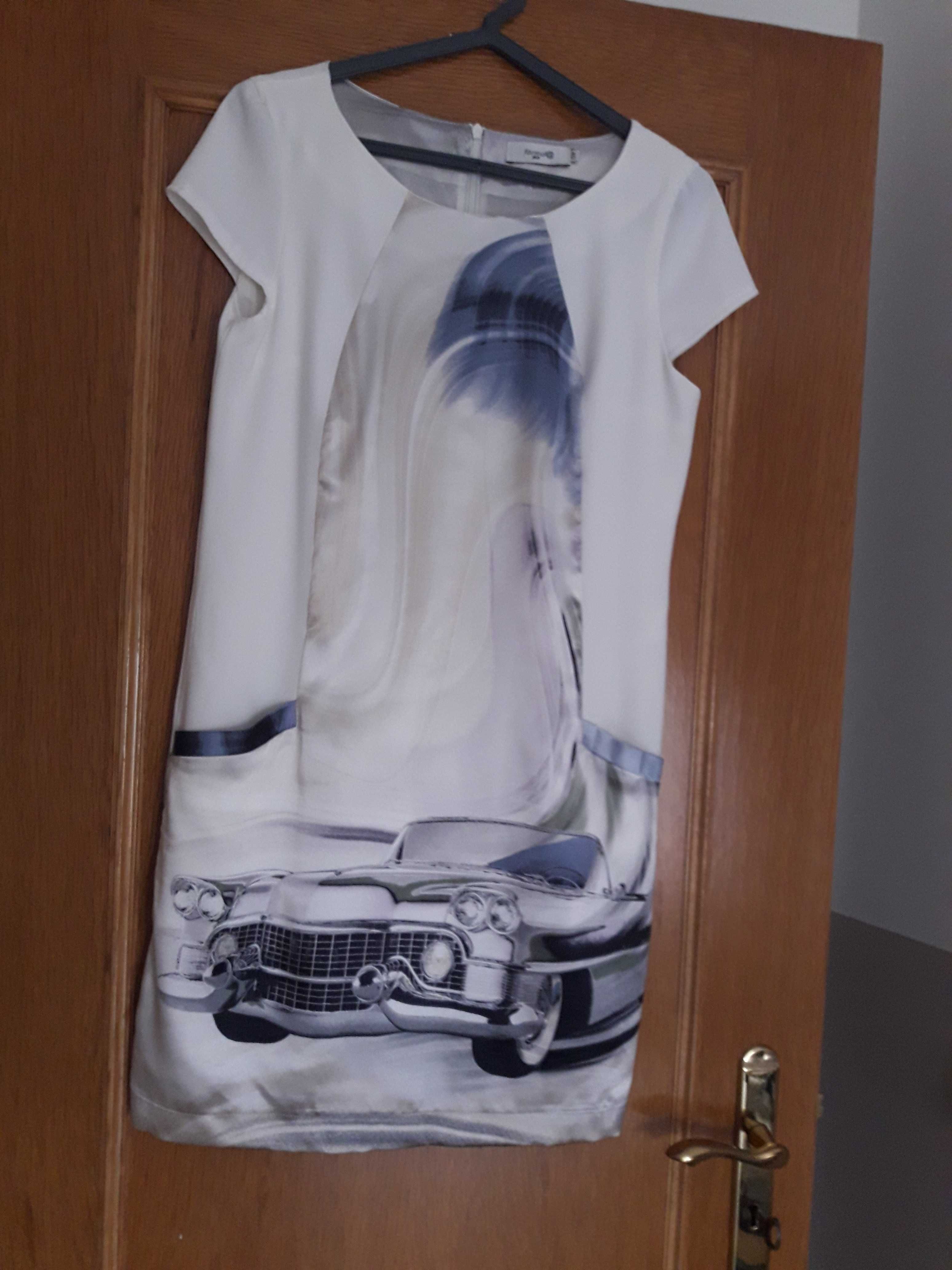 Vestido curto, em seda, com imagem estampada 3D