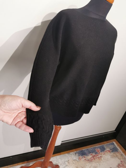 Elegancki mięsisty czarny sweter damski z ozdobnym dołem