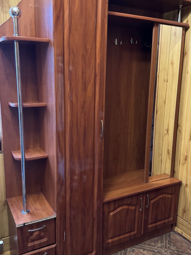 Прихожа  продається