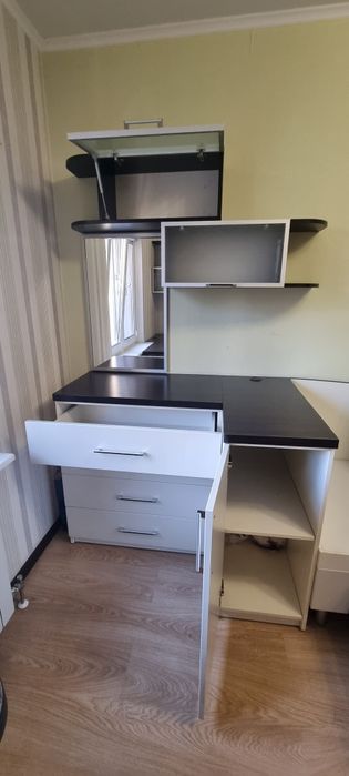 Продам комплект меблі в дитячу кімнату .