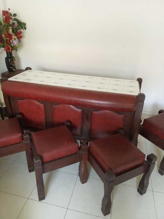 Bar de sala Vintage com bancos + Montra de Garrafas