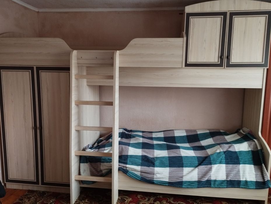 Ліжко двоярусне стінка