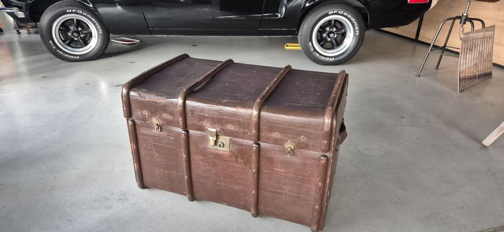 Duża skrzynia kufer podróżny