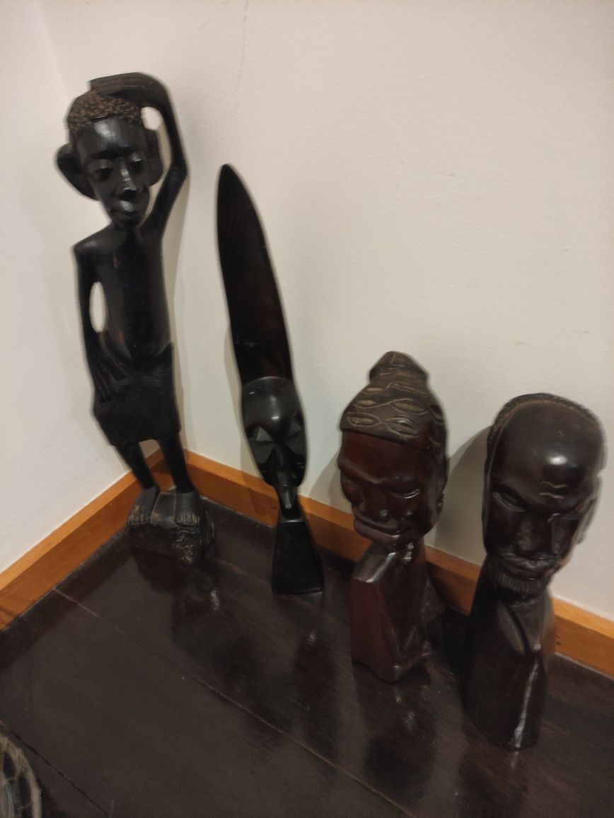 Estátuas africanas em madeira escura