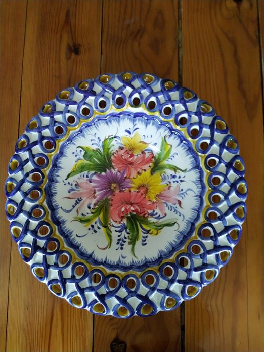 Prato decorativo em faiança, novo