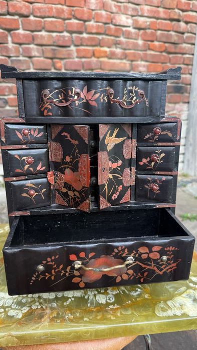 Антикварна деревʼяна мініатюрна
китайська шафа