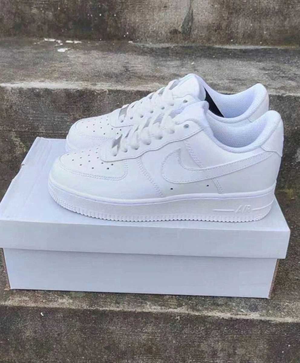 Białe buty Nike w rozmiarze 39, dostarczane w pudełku