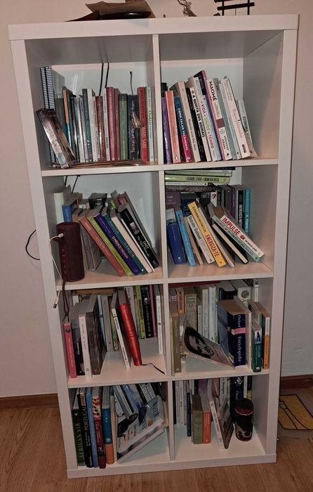 Vendo 3 estantes e e 2 armários de arrumação