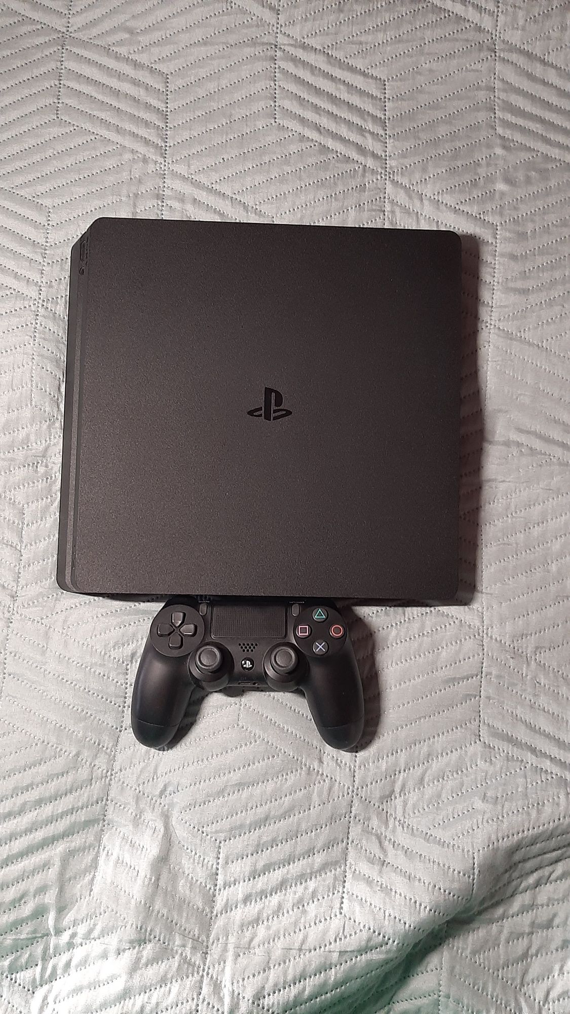 PS4 Slim 1000gb 1 pad+4 gry