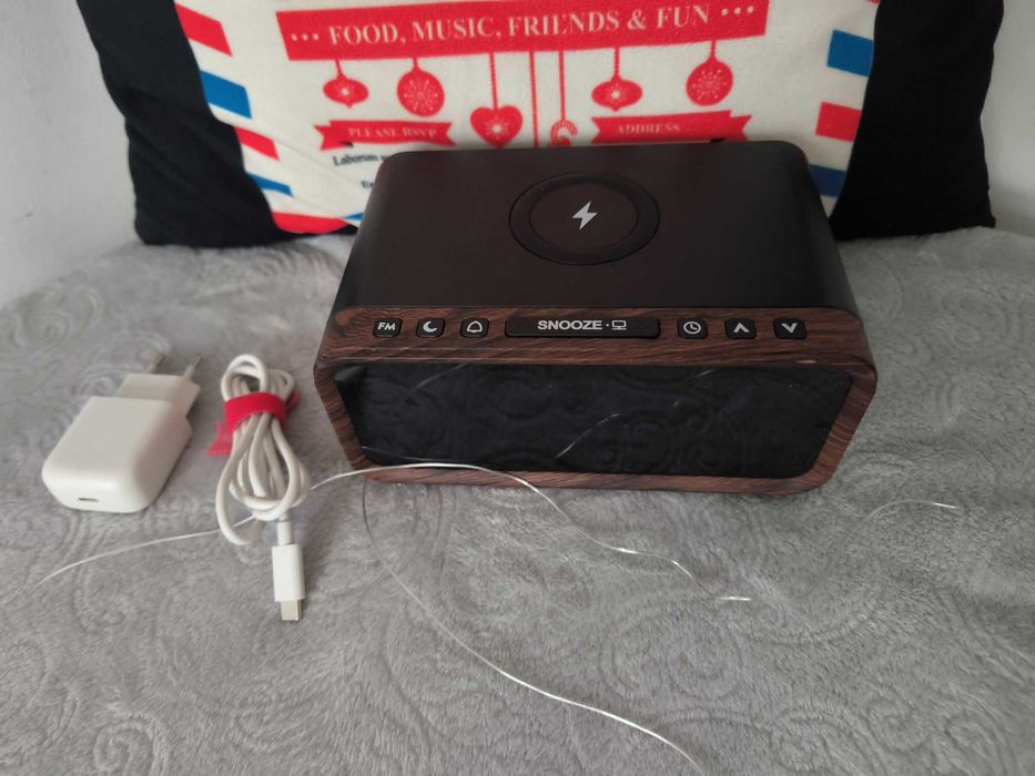 Radio DAB+ budzik, nocne oswietlenie i ladowanie bezprzewodowe USB C