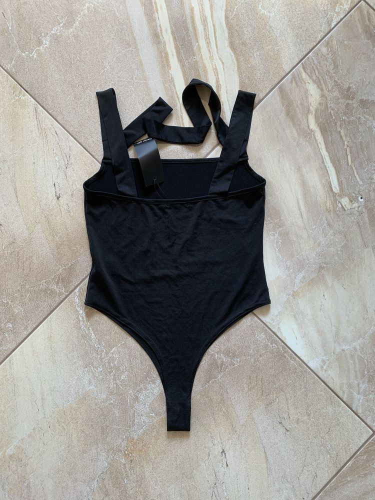 Nowe czarne body z ozdobnym paskiem na szyi i plecach Nasty Gal