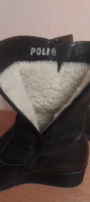 Жіноче зимне взуття.