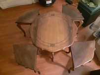 mesa de madeira com 4 mesinhas por baixo
