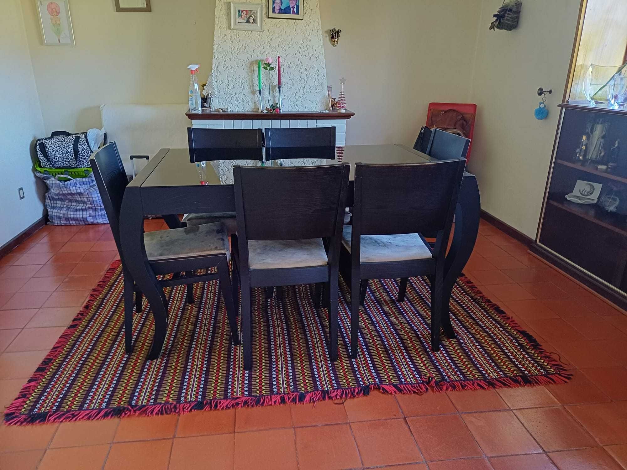 Mesa de sala jantar com 6 cadeiras em bom estado