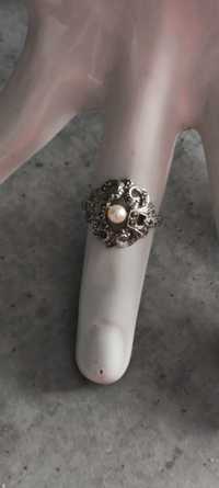 Stary srebrny pierścionek z perłą . Vintage .