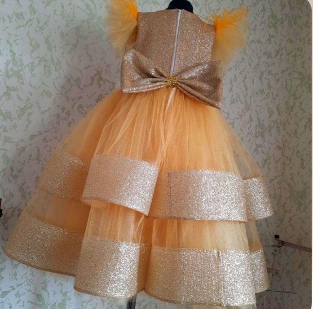Нова золота сукня.