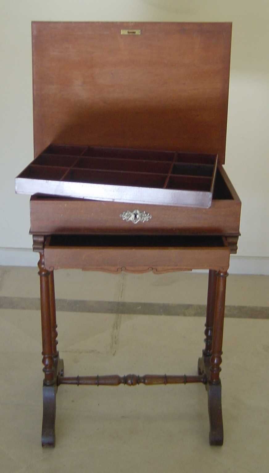Móvel costureiro da época vitoriana, Brasil - Séc XIX
