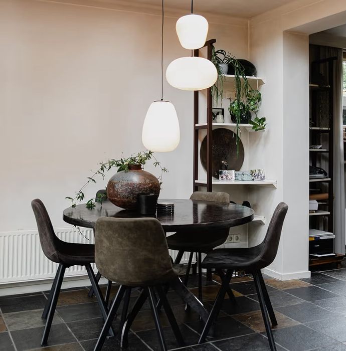 candeeiro teto base metal e  globos de vidro fosco suspensos