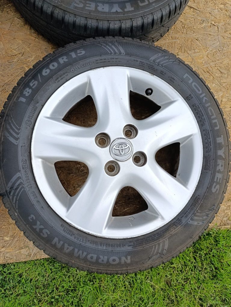 Koła 15 4x100 Toyota Yaris oryginalne 185 60 R15 Nokian letnie 2022r
