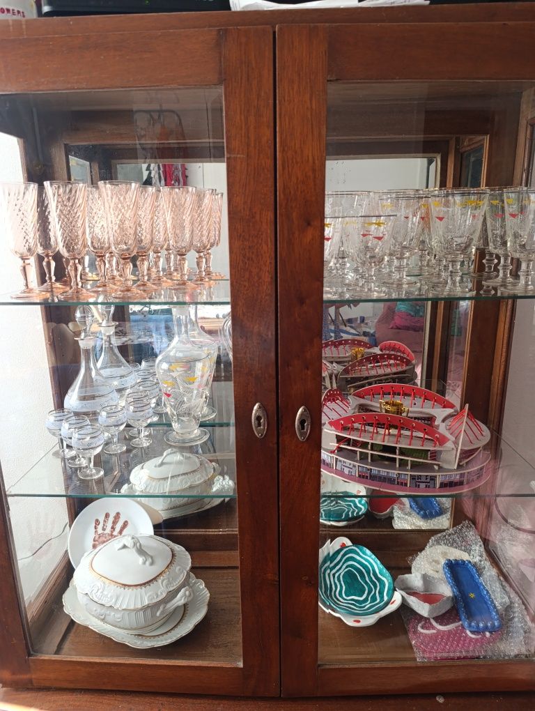 Cristaleira e cómoda madeira