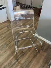 Cadeira em acrilico transpatente IKEA