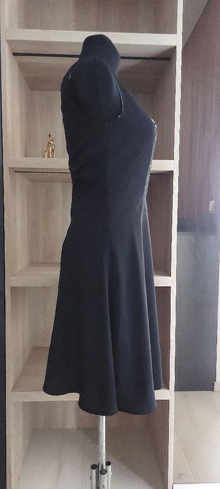 Orsay Czarna rozkloszowana sukienka Rozm.36