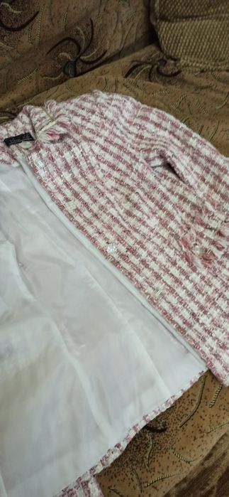 Костюм женский розово-белый, машинная вязка