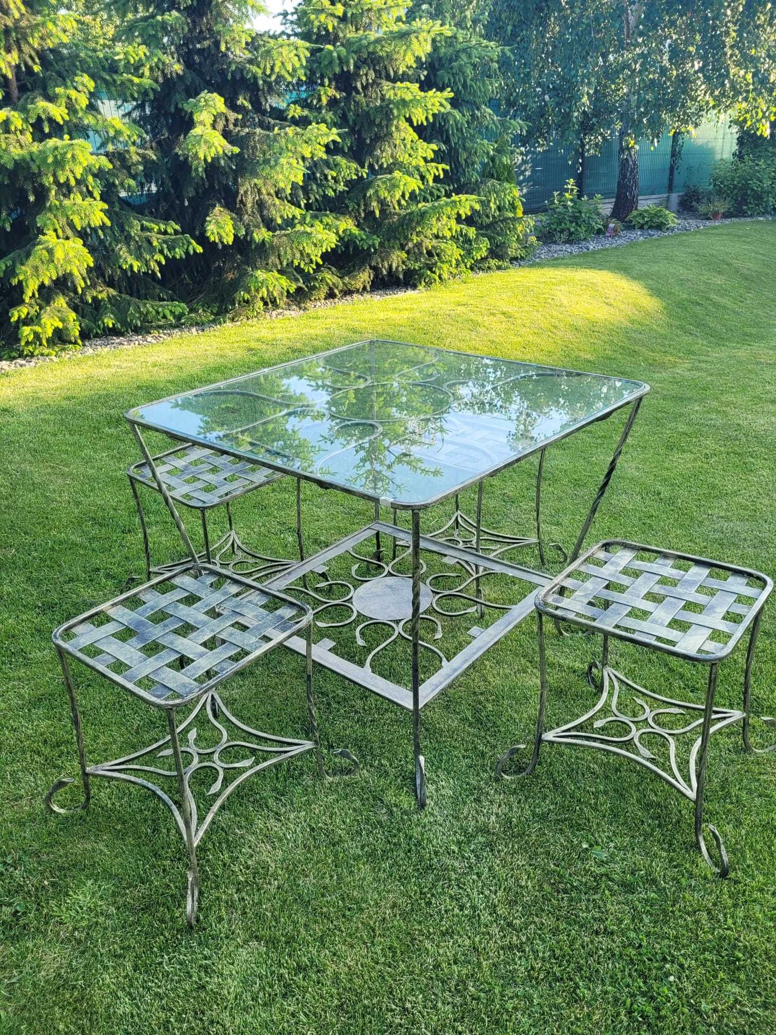 Stolik i cztery taborety z metaloplastyki