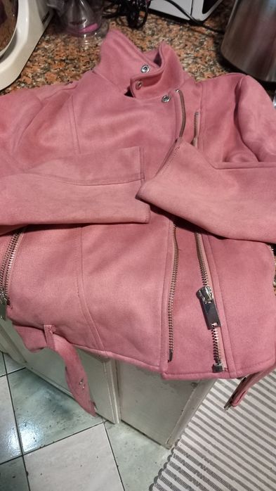 Casaco rosa meia estação, da Primark, marca 42 mas veste menos