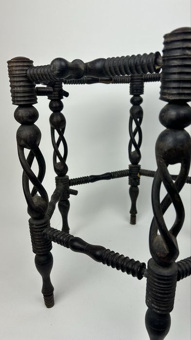 Mesa hexagonal em pau preto