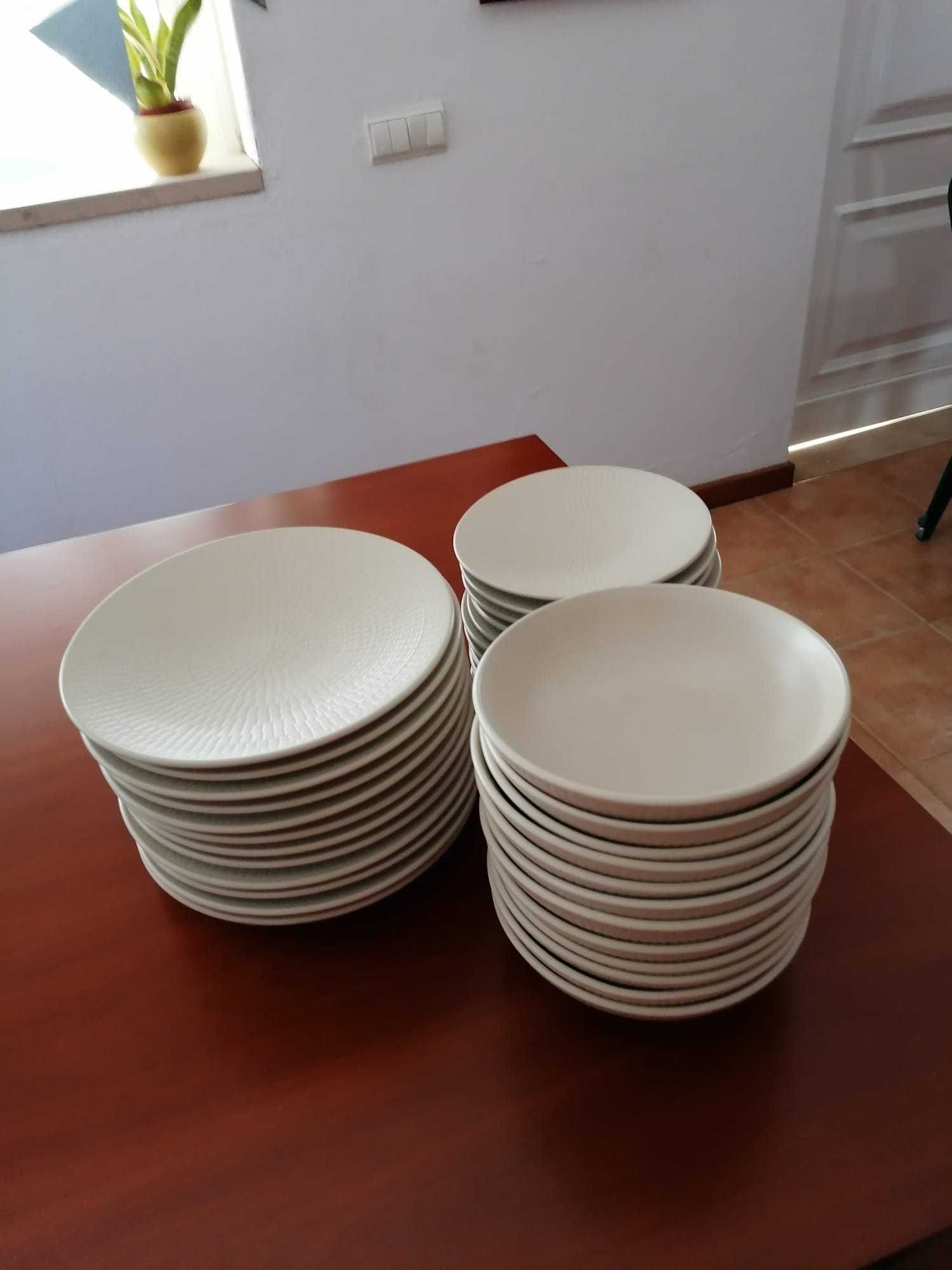 Serviço de pratos de loiça bege