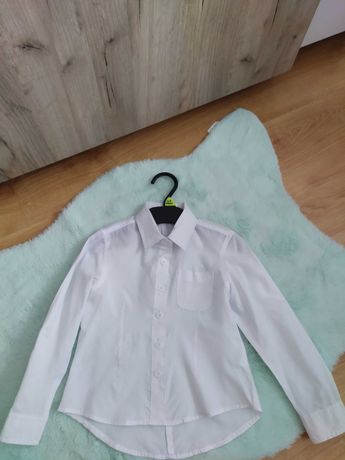 Biała koszula Pepco dla dziewczynki.