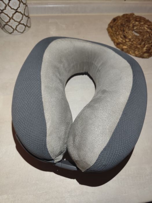 Дорожня подушка з пам'яттю