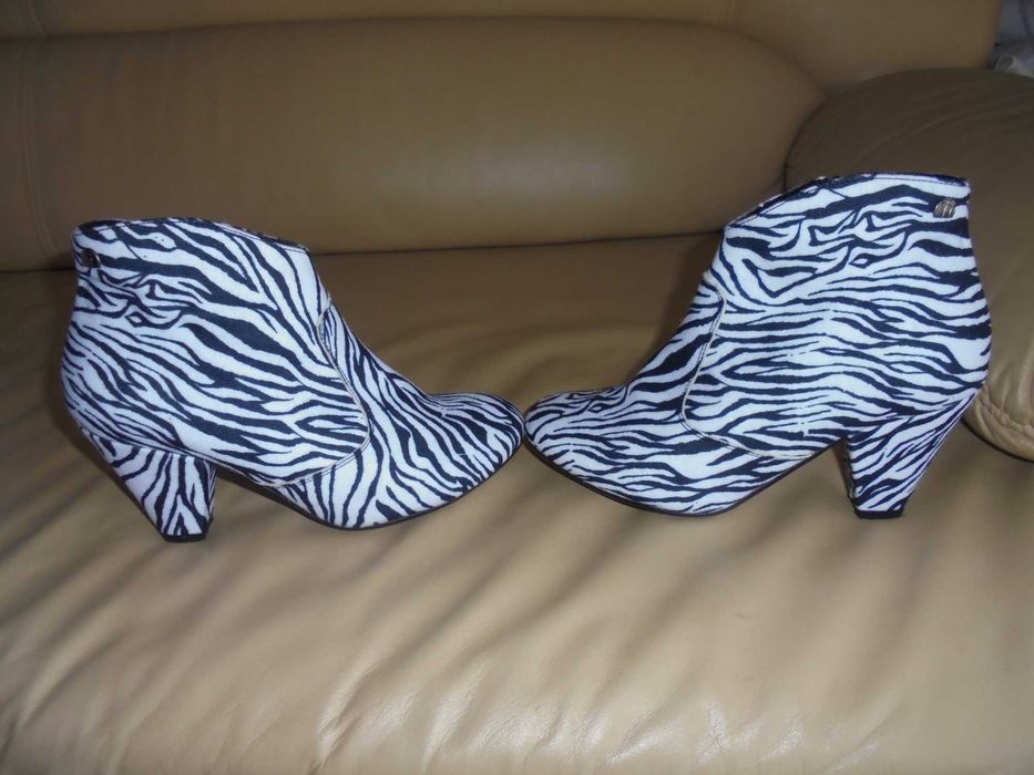 Botins de senhora cor branco e preto