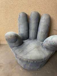 Fotel w kształcie ręki