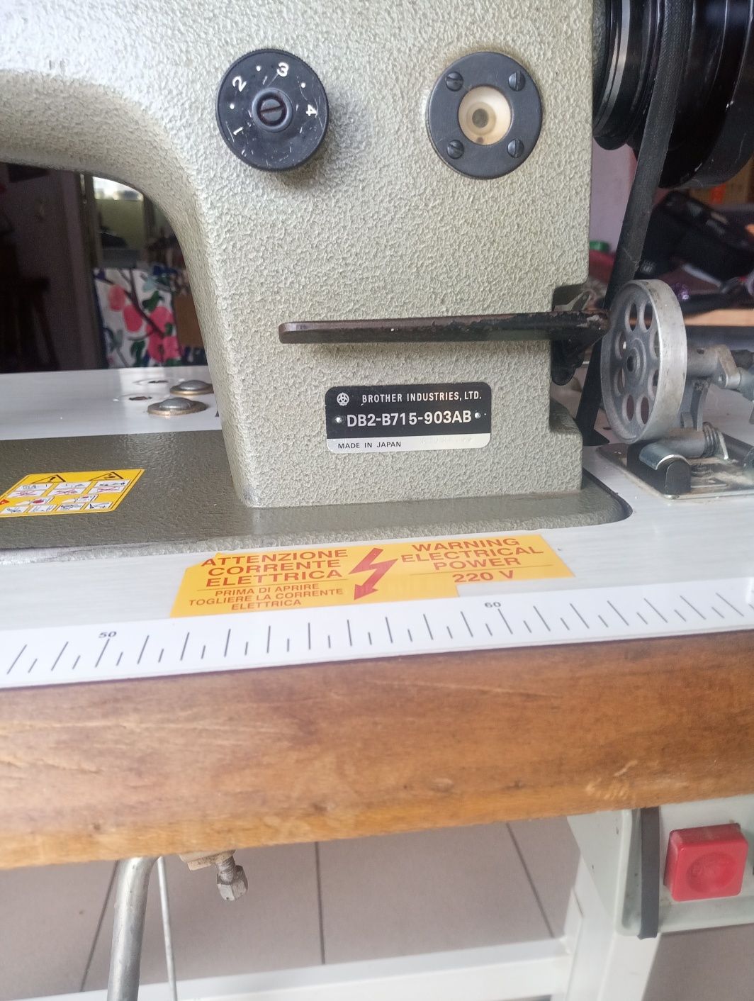 Duas Máquina de costura uma industrial