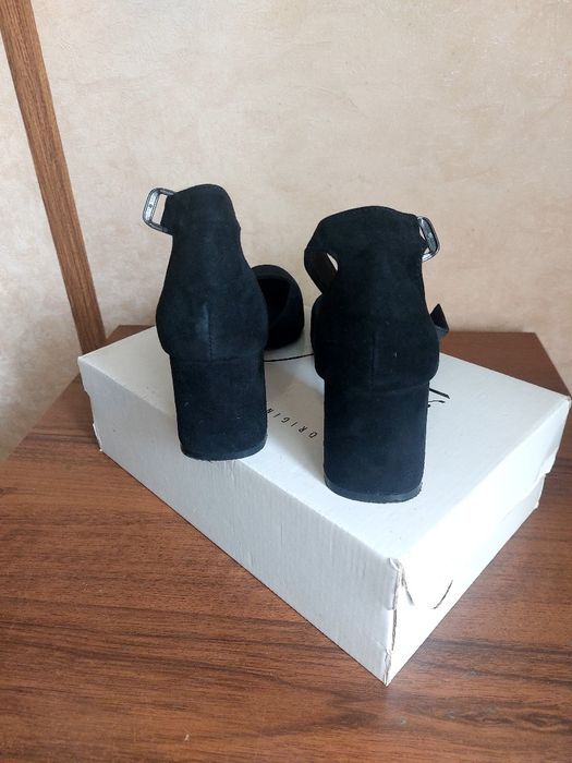 Черные босоножки