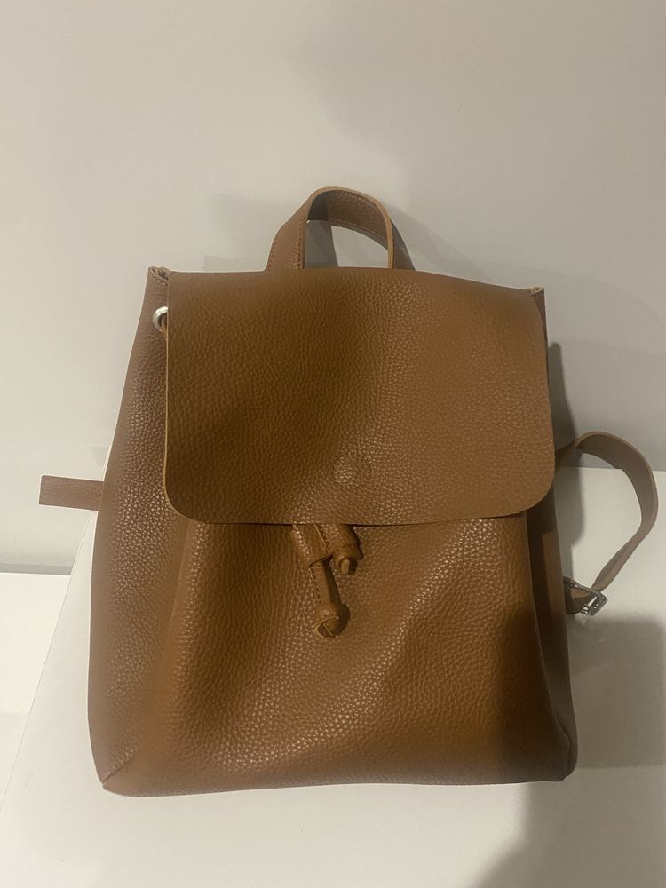 Mochila da Benetton, en pele, em excelente estado, praticamente nova