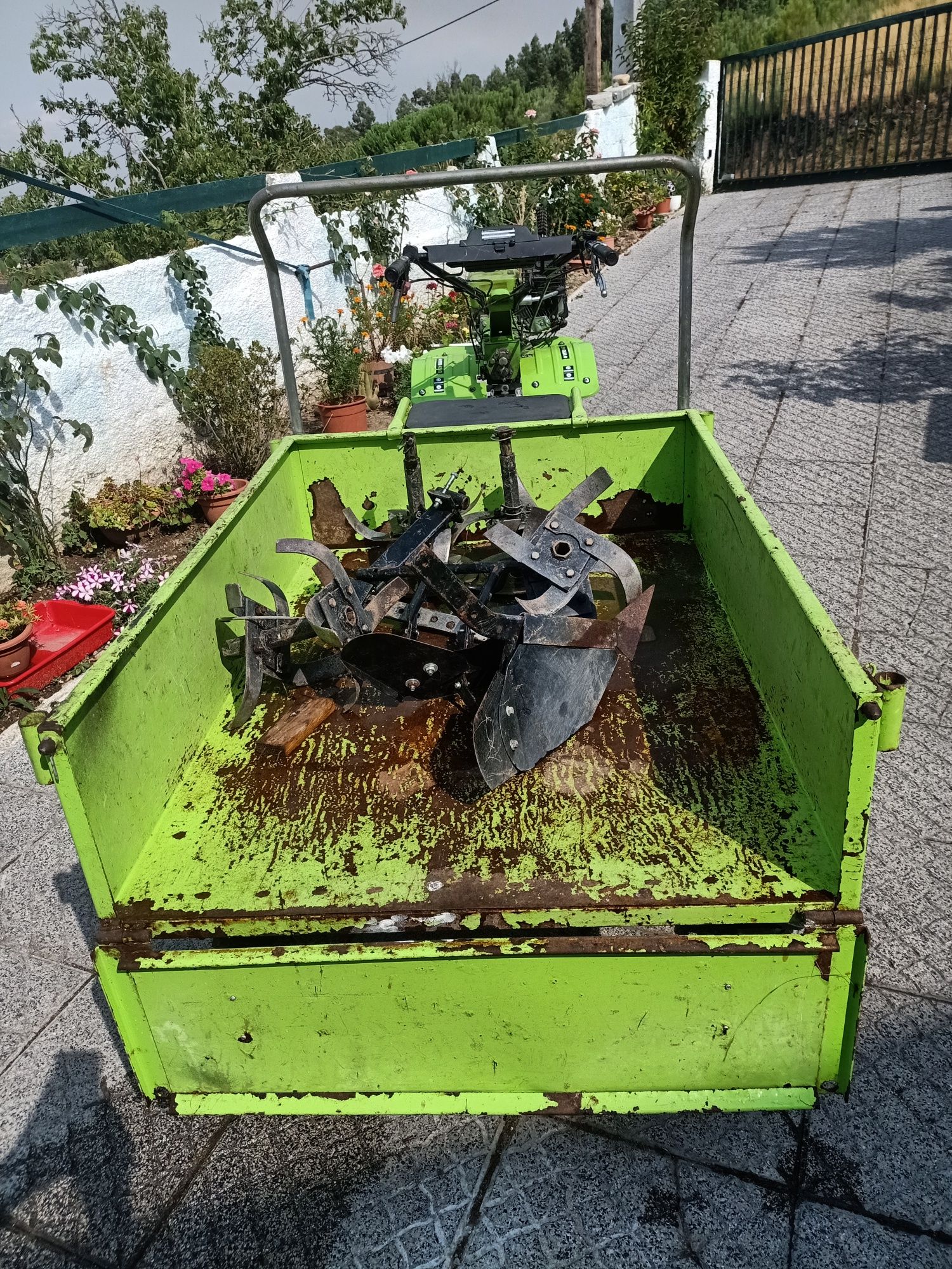 Motocultivador completo com atrelado frezes e arado