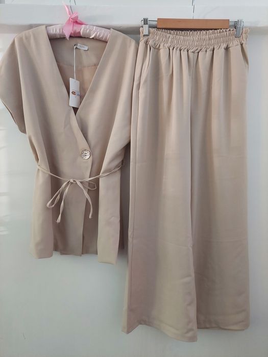 Komplet beżowy,  kamizelka i spodnie