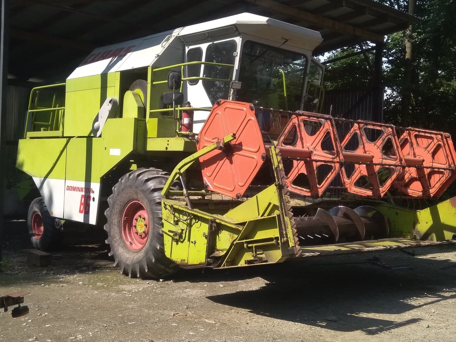 Kombajn Claas dominator 86. Wózek, stół