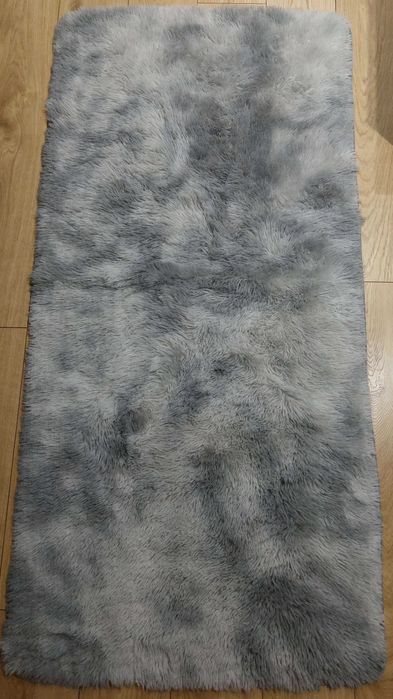 Jasno-szary stylowy dywan o wymiarach 80 x 160 cm