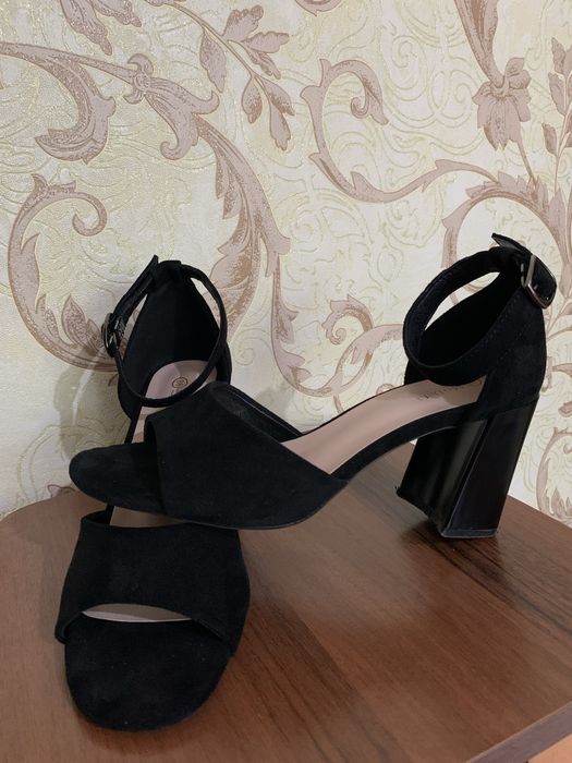 Продаю замшеві босоніжки