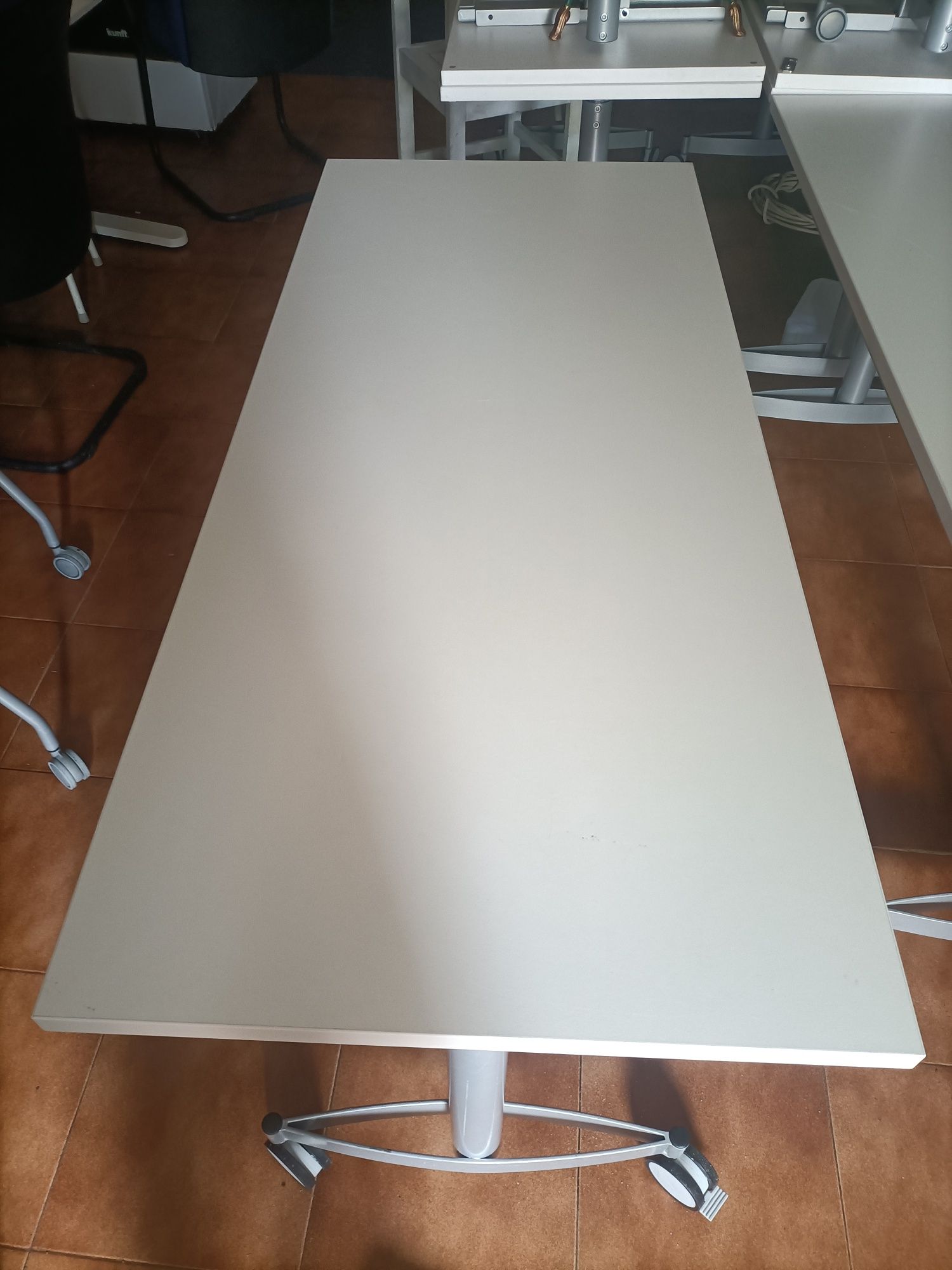 Mesa articulada com rodas