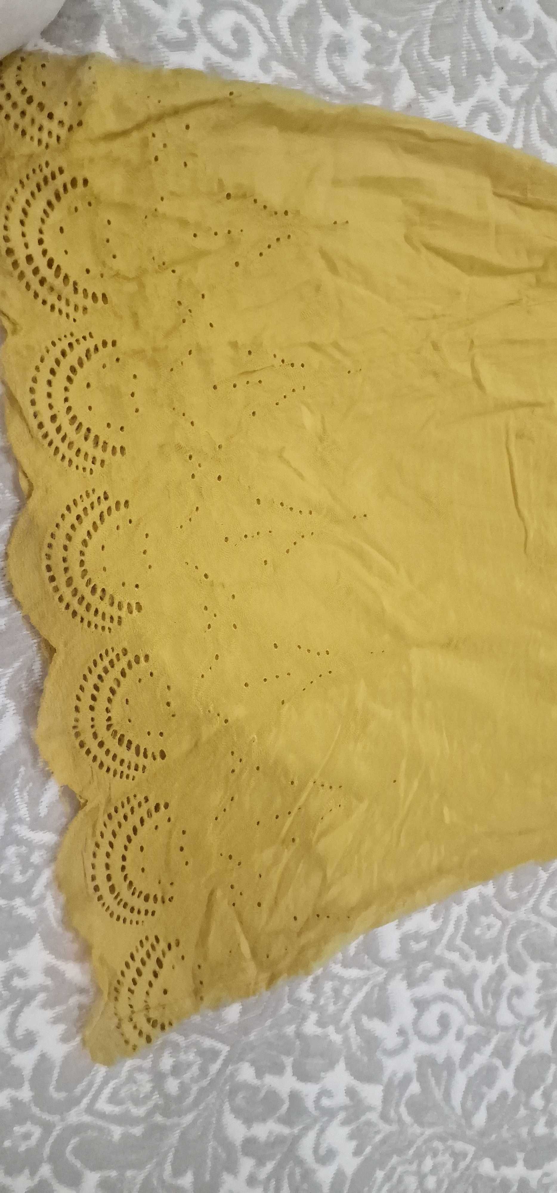 Vestido amarelo com bordado