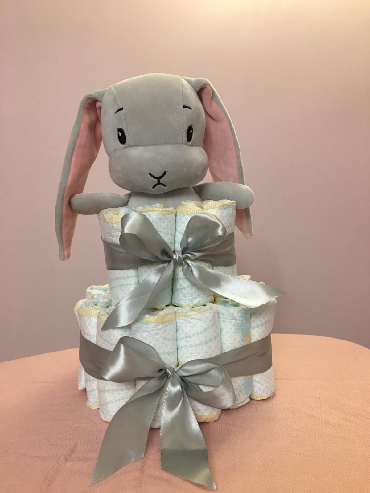 Tort z pampersów prezent narodziny baby shower chrzest królik maskotka