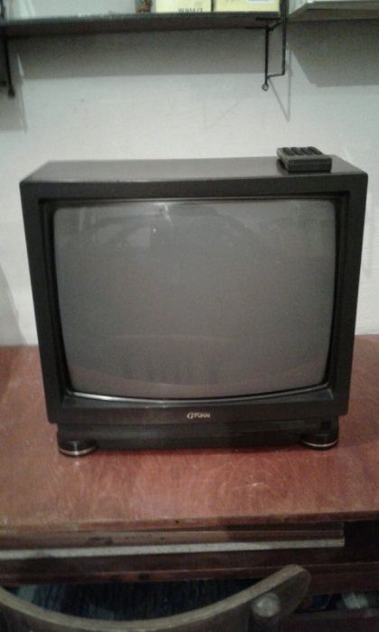 Продаю цветной телевизор "Fynai" в отличном рабочем состоянии.